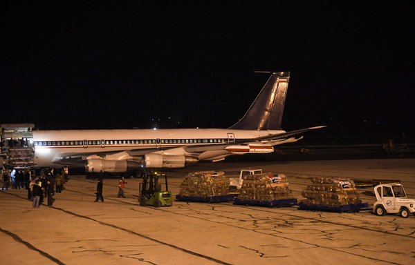 در روز ١٩ بهمن‌ماه و پس از زلزلهٔ مرگبار سوریه، کارگران در اوایل صبح کمک‌های ارسالی ایران با هواپیما را در فرودگاه شهر حلب در شمال سوریه تخلیه می‌کنند. گزارش تازهٔ رویترز نشان می‌دهد که تحت پوشش کمک‌ها به سوریه، به این کشور سلاح منتقل شده است. [خبرگزاری فرانسه]