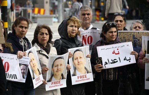 صورة غير مؤرخة لإيرانيين تجمعوا في بروكسل للاحتجاج على حكم إعدام المواطن السويدي-الإيراني أحمد رضا جلالي. وقد احتجز جلالي وهو أخصائي في طب الطوارئ في إيران بشهر نيسان/أبريل 2016. [إندبندنت فارسي]
