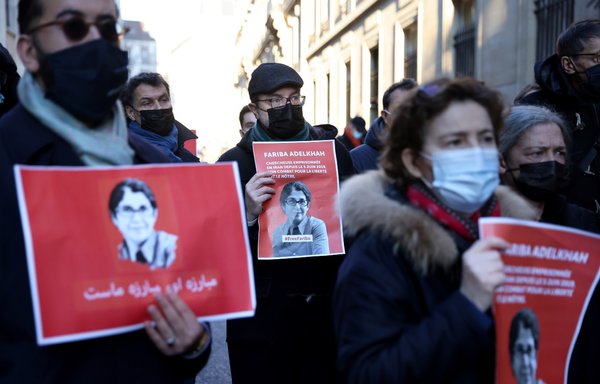زملاء الأكاديمية الفرنسية-الإيرانية فاريبا عادلخاه يحتجون على اعتقالها في إيران أمام جامعة العلوم السياسية في باريس يوم 13 كانون الثاني/يناير 2022. [توماس كويكس/وكالة الصحافة الفرنسية]