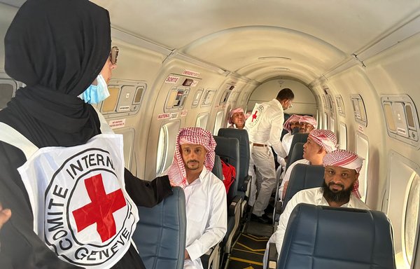 Yemeni prisoners fly from Abha to Aden on April 17 after their release under the prisoner exchange agreement. [ICRC for the Gulf Co-operation Council Countries]