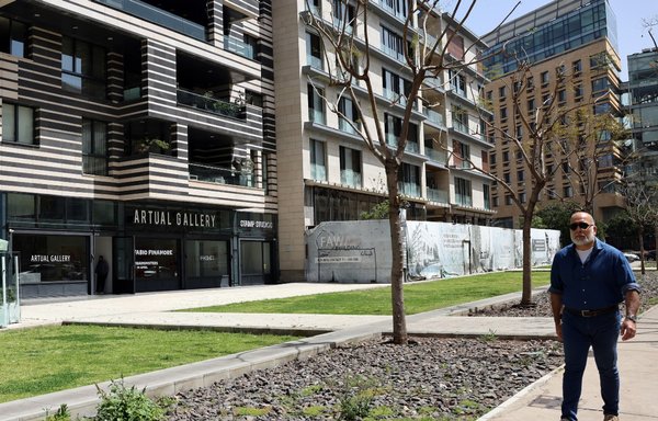 روز ۳۰ فروردین، مردی از کنار گالری آرچوال بیروت رد می‌شود؛ مالک این گالری هنری هند احمد، دختر ناظم سعید احمد، است که وزارت خزانه‌داری ایالات متحده پدرش را به تأمین مالی حزب‌الله متهم کرده است. [جوزف عید/خبرگزاری فرانسه]