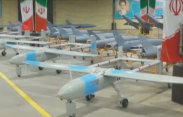 در این تصویر گرفته‌شده از یک ویدیوی نظامی ایران، پهپادهای جنگی طی مراسمی در مکانی نامعلوم در ایران نمایش داده شده‌اند. [رسانهٔ ارتش ایران/ خبرگزاری فرانسه]