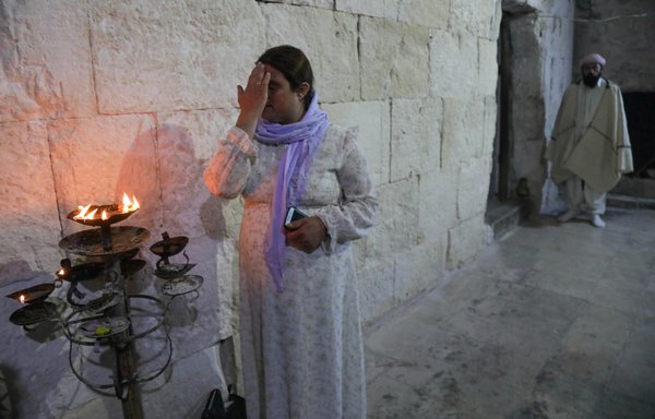 إيزيديون عراقيون يزورون معبد لالش في واد قريب من مدينة دهوك بالمنطقة الكردية التي تتمتع بالحكم الذاتي في شمالي العراق، يوم 6 تشرين الأول/أكتوبر. [صافين حامد/وكالة الصحافة الفرنسية]