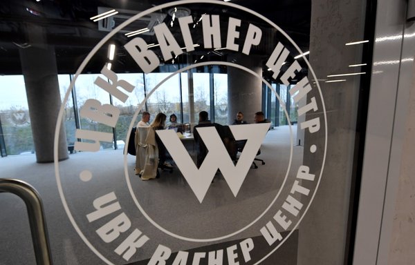 أشخاص يجلسون في مكتب ʼمركز فاغنر بي إم سيʻ المرتبط بمؤسس مجموعة فاغنر يفغيني بريغوجين، خلال الافتتاح الرسمي للمبنى الإداري في سان بطرسبرج بروسيا يوم 4 تشرين الثاني/نوفمبر. [أولغا مالتسيفا/وكالة الصحافة الفرنسية]