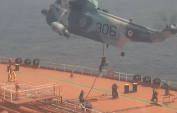 در این عکس که از روی یک ویدیو گرفته شده است، نیروهای دریایی ایران در حال اجرای عملیات توقیف نفتکش ادونتج سوئیت در خلیج عمان دیده می‌شوند. این نفتکش روز ۷ اردیبهشت توقیف شد. [صداوسیمای جمهوری اسلامی ایران/خبرگزاری فرانسه]