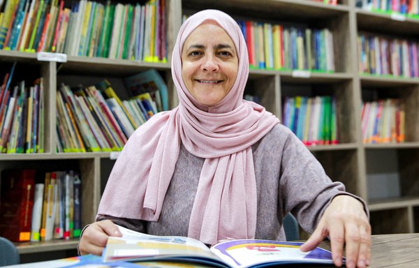 صورة تلتقط لمؤسسة مبادرة ʼنحن نحب القراءةʻ رنا الدجاني في مكتبة بعمّان في 15 آذار/مارس. [خليل المزرعاوي/وكالة الصحافة الفرنسية]
