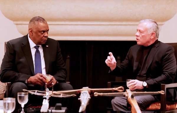 ملک عبدالله، پادشاه اردن، روز ۱۴ اسفند در امّان با لوید آستین، وزیر دفاع ایالات متحده، دیدار کرد. [دربار سلطنتی هاشمی اردن]