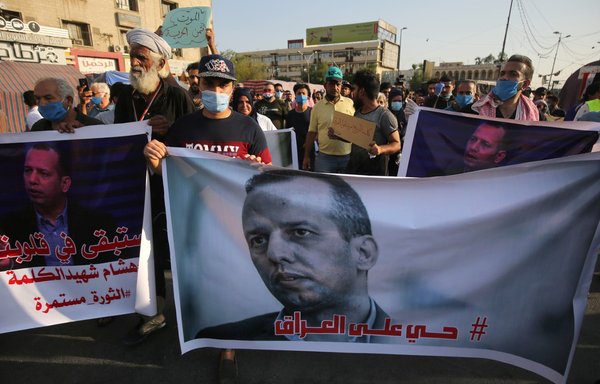 روز ۱۷ تیر ۱۳۹۹ تظاهرکنندگان عراقی در مراسم خاکسپاری نمادین هشام الهاشمی، کارشناس مسائل افراط‌گرایی در عراق، شرکت کردند؛ او یک روز پیش از آن در بیرون خانه‌اش واقع در میدان تحریر بغداد به‌ضرب گلوله کشته شده بود. [احمد الرباعی/خبرگزاری فرانسه]