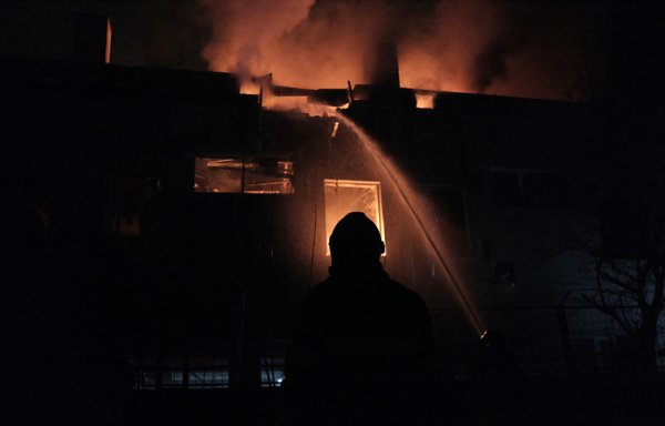 رجال الإطفاء يطفئون حريقا بعد هجوم بطائرة مسيرة روسية على العاصمة الأوكرانية كييف في آذار/مارس الماضي. تشير التقديرات إلى أن إيران زودت روسيا بأكثر من 400 مسيرة انتحارية لشن هجماتها على أوكرانيا. [سيرغي شيستاك/وكالة الصحافة الفرنسية]