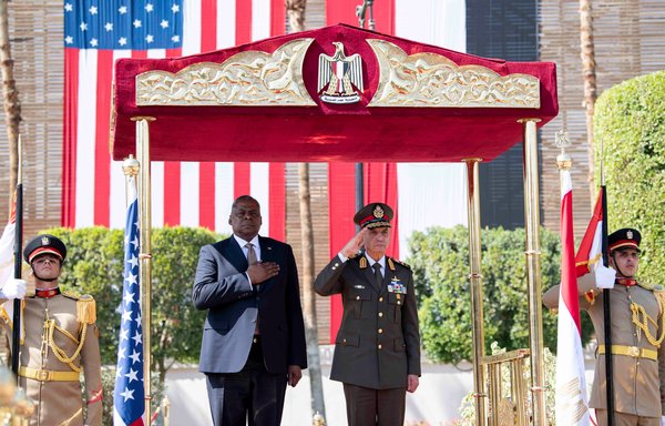 وزير الدفاع الأميركي لويد أوستن يقف إلى جانب وزير الدفاع المصري محمد زكي خلال زيارة قام بها إلى القاهرة في 8 آذار/مارس. [حساب وزير الدفاع لويد ج. أوستن الثالث على تويتر]