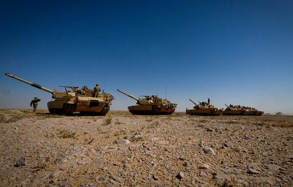 القوات الأميركية والمصرية خلال المناورات المشتركة باسم النجم الساطع، بالقرب من قاعدة محمد نجيب العسكرية في مصر. [القيادة المركزية]