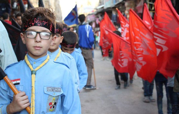 صورة تم تداولها على الإنترنت يظهر فيها ما يسمى بكشافة الولاية التابعة للمركز الثقافي الإيراني في سوريا خلال احتفال ديني.