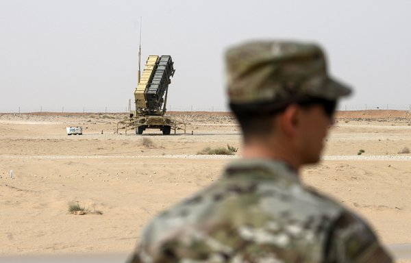 عنصر من القوات الجوية الأميركية ينظر بالقرب من بطارية صواريخ باتريوت في قاعدة الأمير سلطان الجوية بمدينة الخرج السعودية عام 2020. [آندرو كاباليرو-رينولد/وكالة الصحافة الفرنسية]