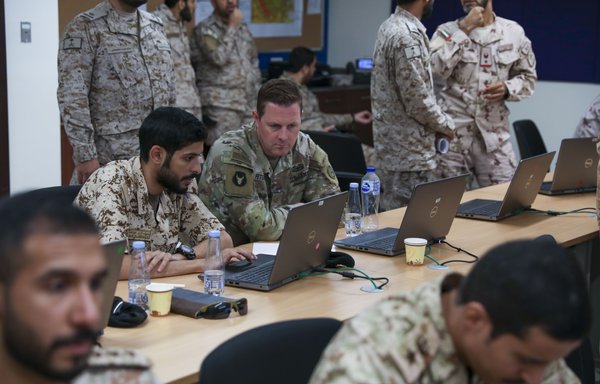 عسكريون أميركيون وسعوديون يتدربون معا خلال مناورة عزم النسر 23 يوم 25 آذار/مارس. [القيادة المركزية الأميركية]