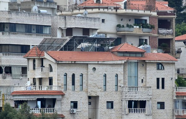 انتشرت الألواح الشمسية على أسطح المباني والمنازل في المدن والقرى اللبنانية، بما في ذلك بلدة عازور في قضاء جزين كما يظهر في هذه الصورة التي التقطت عام 2023. [زياد حاتم/المشارق]