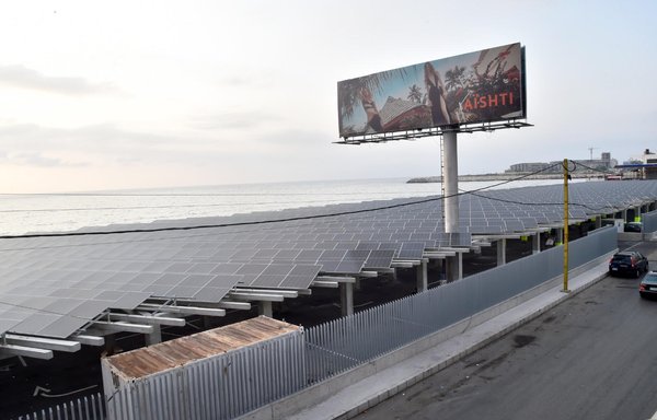 تصویری از پنل‌های خورشیدی نصب‌شده روی پشت بام پارکینگ فروشگاه عایشتی در جل الدیب در بیروت در اردیبهشت. [زیاد حاتم/ المشارق]