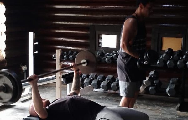 باشگاه ورزشی مرکز قریه الأنسان، معتادان در حال ترک اعتیاد را قادر می‌سازد تا تحت نظارت مربیان به ورزش، از جمله وزنه‌برداری، بپردازند. [قریه الانسان/پدر روحانی مجدی علاوی]