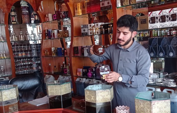 تجتذب تجارة العسل الشباب من سكان اليمن نظرا لوفرته. رجل في العشرينات من عمره يبيع العسل في متجر يملكه شقيقه الأكبر في منطقة حدة السكنية بمحافظة صنعاء في حزيران/يونيو. [هيثم محمد/المشارق]