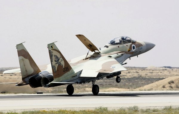 طائرة مقاتلة إسرائيلية من طراز إف-15آي تهبط في قاعدة هازريم الجوية في صحراء النقب جنوب إسرائيل، يوم 30 آذار/مارس 2009. [جاك غويز/وكالة الصحافة الفرنسية]