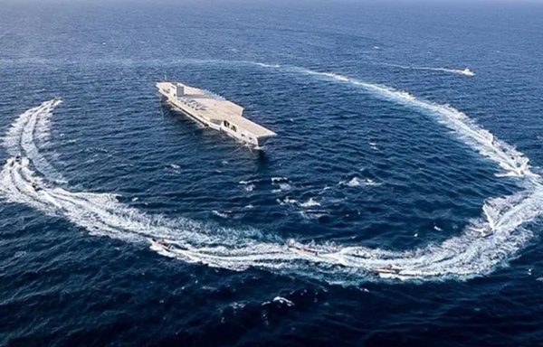 ایران در زمینهٔ ایجاد مزاحمت برای کشتی‌هایی که از تنگهٔ هرمز عبور می‌کنند سابقه دارد. [کجارو]