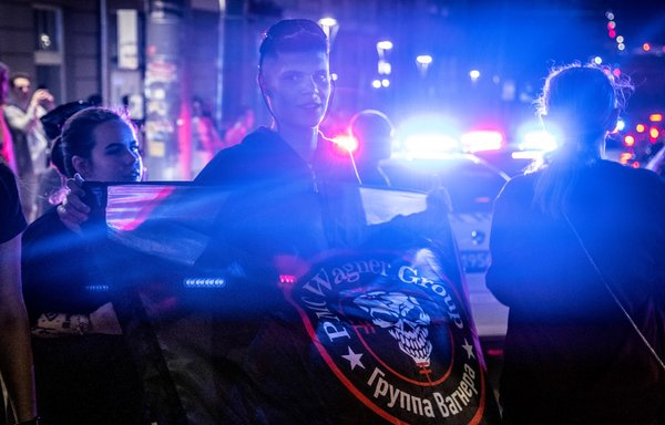 رجل يمسك علما يحمل شعار مجموعة فاغنر يشاهد في روستوف-أون-دون، يوم 24 حزيران/يونيو. [رومان روموخوف/وكالة الصحافة الفرنسية]