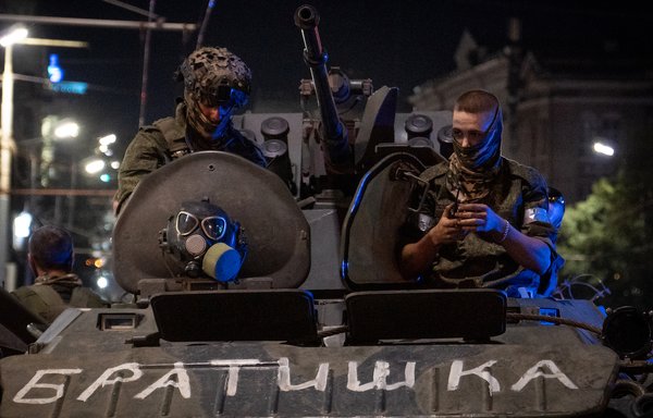 عناصر من مجموعة فاغنر على متن عربة عسكرية في وقت متأخر من يوم 24 حزيران/يونيو مكتوب عليها كلمة 'أخ' في مدينة روستوف-أون-دون، وهي موقع التمرد الذي قاده يفغيني بريغوجين الذي أرسل مرتزقته لإسقاط القادة العسكريين في موسكو. [رومان روموخوف/وكالة الصحافة الفرنسية]