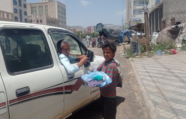 A child in Sanaa sells eggs on the street. [Haytham Mohammed/Al-Mashareq]