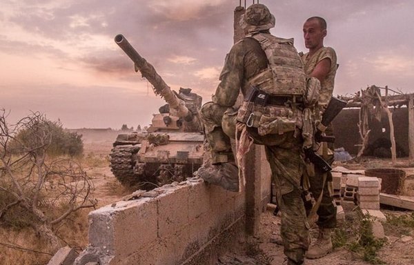 در این عکس که در روز ١٢ آبان‌ماه سال گذشته منتشر شد، مزدوران گروه واگنر در نزدیکی شهر دیرالزور سوریه دیده می‌شوند. [ریا فان/تلگرام]