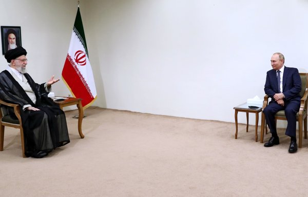 علی خامنه‌ای، رهبر ایران، قاطعانه از جنگ روسیه علیه اوکراین حمایت کرده است. [Khamenei.ir]