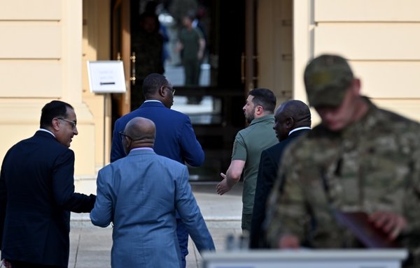 مصطفی مدبولی نخست‌وزیر مصر (چپ)، غزالی عثمانی، رئیس‌جمهوری قمر، مکی سال، رئیس‌جمهوری سنگال، ولادیمیر زلنسکی، رئیس‌جمهوری اوکراین، و سیریل رامافوسا، رئیس‌جمهوری آفریقای جنوبی روز ۲۶ خرداد پس از سخنرانی برای رسانه‌ها در کی‌یف، این کشور را ترک می‌کنند. [سرگئی سوپینسکی/ خبرگزاری فرانسه]