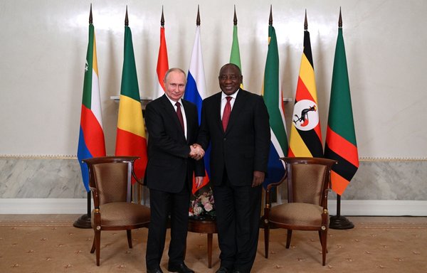 ولادیمیر پوتین، رئیس‌جمهوری روسیه، پیش از دیدار با هیأتی از رهبران آفریقا در روز ۲۷ خرداد در کاخ کنستانتین (کنستانتینوفسکی) در استرلنا، خارج از سن پترزبورگ در روسیه، با سیریل رامافوسا، رئیس‌جمهوری آفریقای جنوبی، دست می‌دهد. [رامیل سیتدیکوف/ریا نووستی/خبرگزاری فرانسه]
