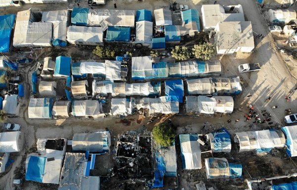 صورة جوية التقطت في 21 تشرين الثاني/نوفمبر 2019، تظهر بقايا خيمة متفحمة إثر قصف النظام السوري لمخيم القاح للنازحين في محافظة إدلب. [عمر الحاج قدور/وكالة الصحافة الفرنسية]