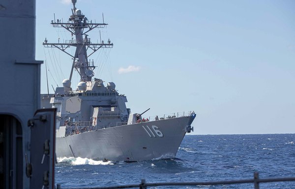 ناوشکن یو‌اس‌اس توماس هادنر نیروی دریایی ایالات متحده، که از ناوشکن‌های مجهز به موشک هدایت‌شوندهٔ کلاس آرلی برک است، با دستور لوید جِی. آستین، وزیر دفاع آمریکا، به خاورمیانه اعزام می‌شود. [نیروی دریایی ایالات متحده]