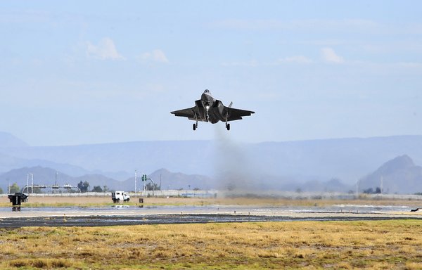 تعداد نامعلومی از هواپیماهای اف-۳۵، شبیه آنچه در تصویر دیده می‌شود، قرار است به خاورمیانه اعزام شود. [نیروی هوایی ایالات متحده]
