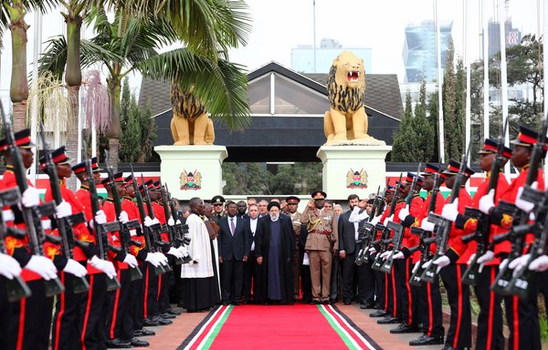 ابراهیم رئیسی، رئیس‌جمهوری ایران، در نخستین مرحله از سفر سه‌روزهٔ خود به آفریقا روز ۲۱ تیر از کنیا دیدار کرد. بسیاری از کنیایی‌ها به‌دلیل کارنامهٔ بد جمهوری اسلامی در زمینهٔ حقوق بشر و تروریسم، با تأیید روابط کشورشان با تهران موافق نیستند. [president.ir]