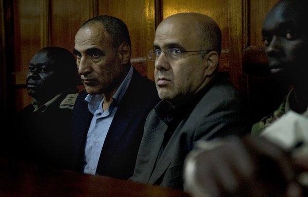 سید منصور موسوی (نفر وسط از چپ) و احمد ابوالفتحی محمد (نفر وسط از راست)، دو شهروند ایرانی، روز ۲ مرداد ۱۳۹۱ در جلسهٔ آغازین محاکمهٔ خود در دادگاه عالی نایروبی حاضر شده‌اند. این دو مرد که در رابطه با اتهامات تروریستی به حبس ابد محکوم شده بودند، شهریور ۱۴۰۱ پس از درخواست از کمیتهٔ موسوم به «قدرت رحمت» کنیا آزاد شدند. [تونی کارامبا/ خبرگزاری فرانسه]