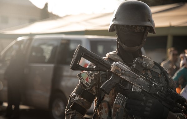 عنصر من القوات الخاصة المالية يؤمن الحراسة خلال احتفال أقيم في 20 كانون الثاني/يناير 2022 في كاتي. [فلورنت فرجنس/وكالة الصحافة الفرنسية]