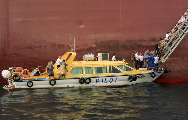 زائرون يصلون على متن قارب تجريبي إلى سفينة نوتيكا المملوكة من الأمم المتحدة في 17 تموز/يوليو. [محمد حويس/وكالة الصحافة الفرنسية]