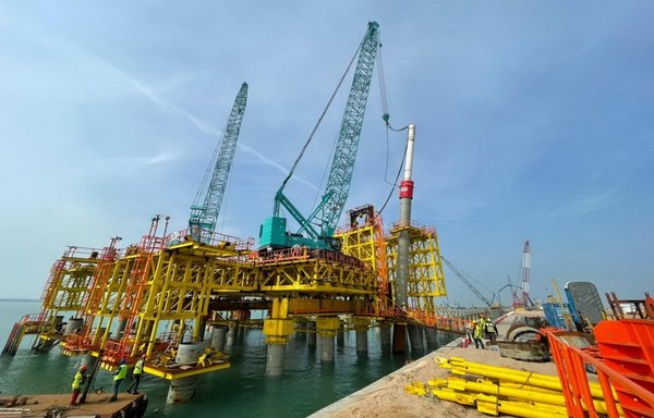 معدات تثبت الركائز على أرصفة ميناء الفاو الكبير بالبصرة في 17 كانون الثاني/يناير. [صفحة موانئ العراق على فيسبوك]