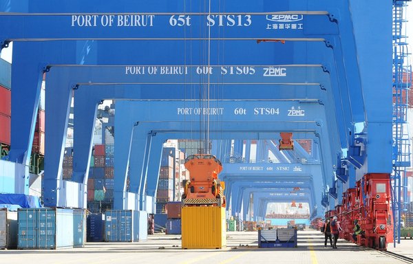 استأنف مرفأ بيروت نشاطه بعد الانفجار المدمر الذي وقع في 4 آب/أغسطس 2020. [زياد حاتم/المشارق]