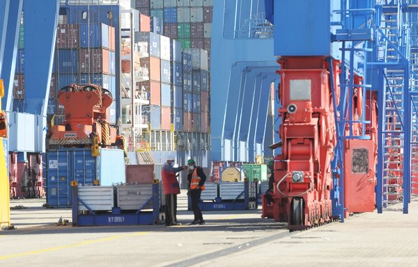 صورة تظهر محطة الحاويات في مرفأ بيروت بعد أن استأنفت عملياتها بأقصى طاقتها بعد 3 سنوات من الانفجار المدمر الذي وقع في 4 آب/أغسطس 2020. [زياد حاتم/المشارق]