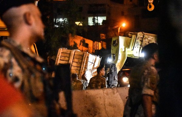 سربازان لبنانی در روز ۱۸ مرداد در شهر کحاله جعبه‌ها را از یک کامیون واژگون‌شده تخلیه می‌کنند. معلوم شد که این کامیون حامل اسلحه برای حزب‌الله بوده است. [خبرگزاری فرانسه]