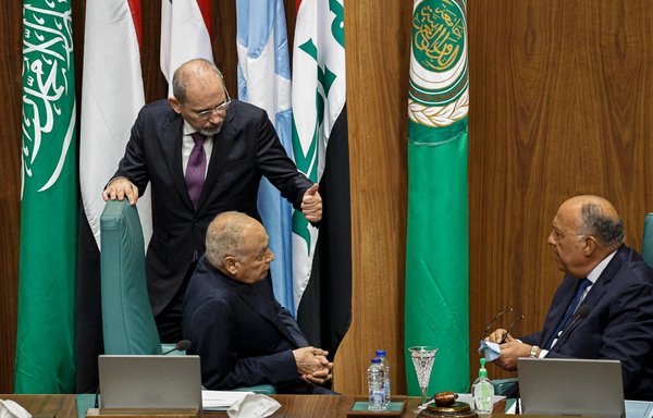 ایمن صفدی وزیر امور خارجهٔ اردن، با احمد ابوالغیط دبیرکل اتحادیهٔ عرب، و سامح شکری وزیر امور خارجهٔ مصر، در روز ۱۷ اردیبهشت در جریان نشست اضطراری وزیران امور خارجهٔ اتحادیهٔ عرب در قاهره گفت‌وگو می‌کند. [خالد دسوقی/ خبرگزاری فرانسه]